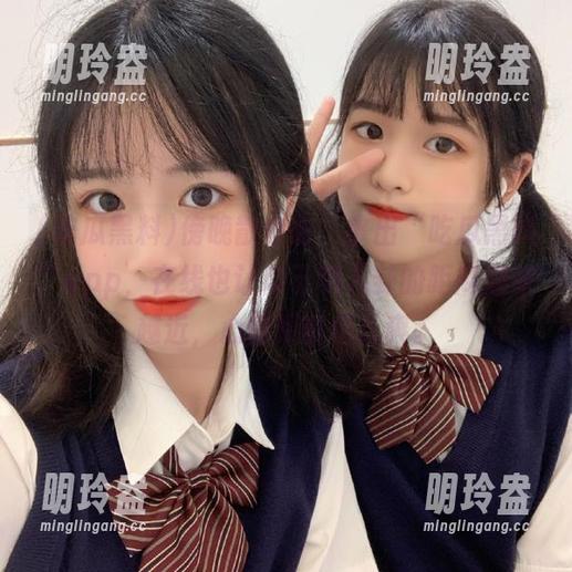 傍晚散步时，拿出“吃瓜黑料”app，在线也让自己和八卦的距离越来越近，心情顿时倍儿爽。