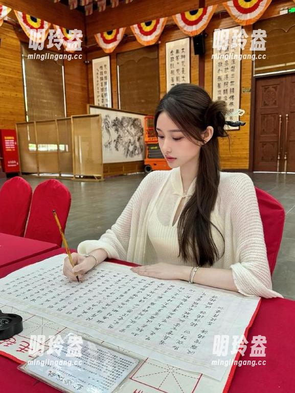 ‘黑料正能量不打烊51’视频就像西瓜，切开来汁水四溅，留我满脸